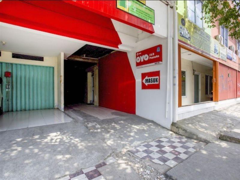 J&B Rooms Pramuka Jakarta Mitra Reddoorz Exterior photo
