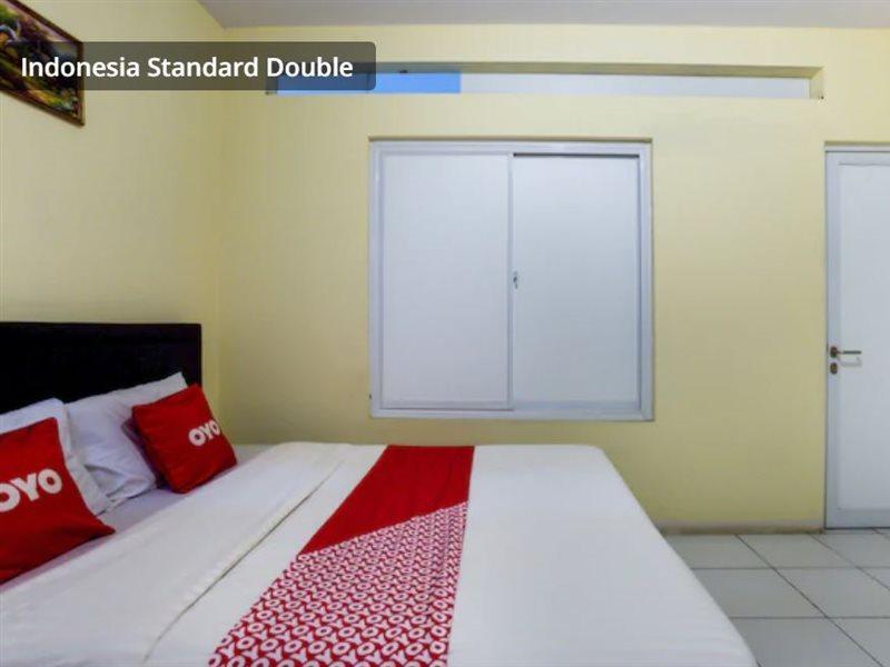 J&B Rooms Pramuka Jakarta Mitra Reddoorz Exterior photo