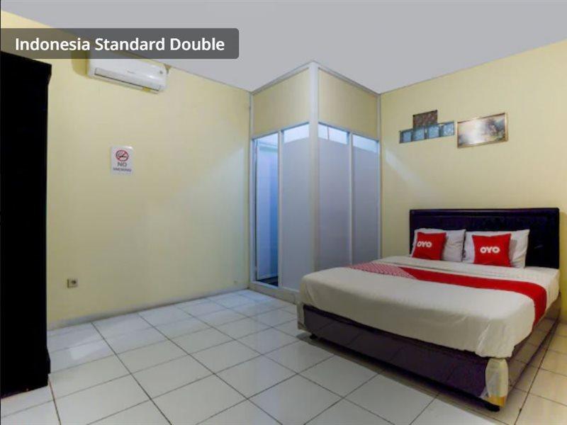 J&B Rooms Pramuka Jakarta Mitra Reddoorz Exterior photo