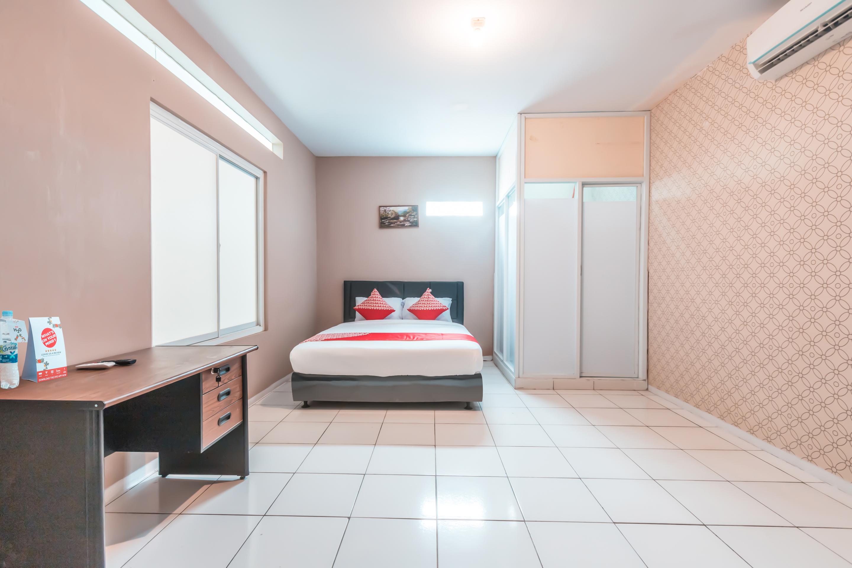 J&B Rooms Pramuka Jakarta Mitra Reddoorz Exterior photo