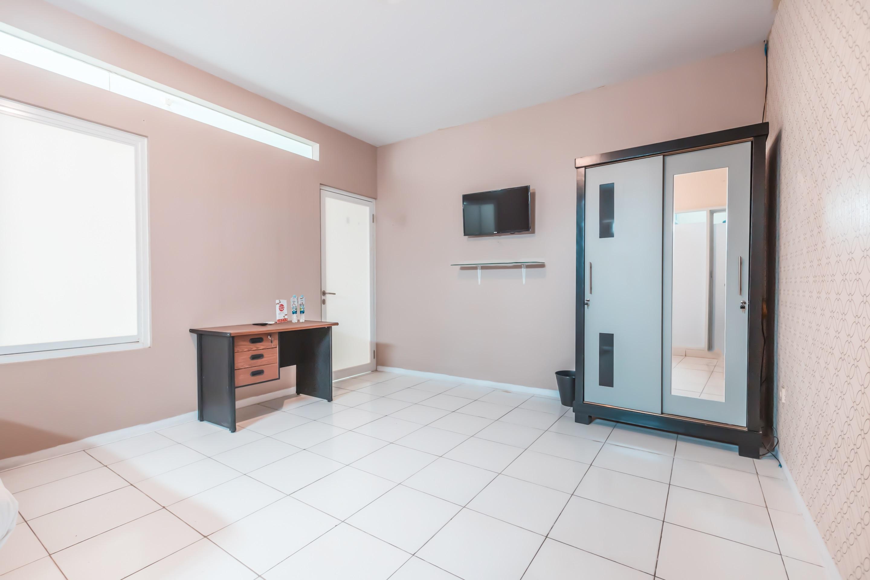 J&B Rooms Pramuka Jakarta Mitra Reddoorz Exterior photo
