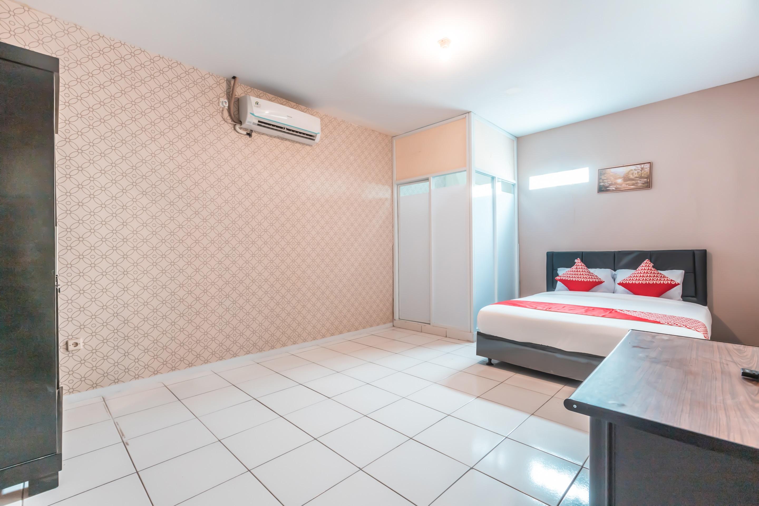 J&B Rooms Pramuka Jakarta Mitra Reddoorz Exterior photo