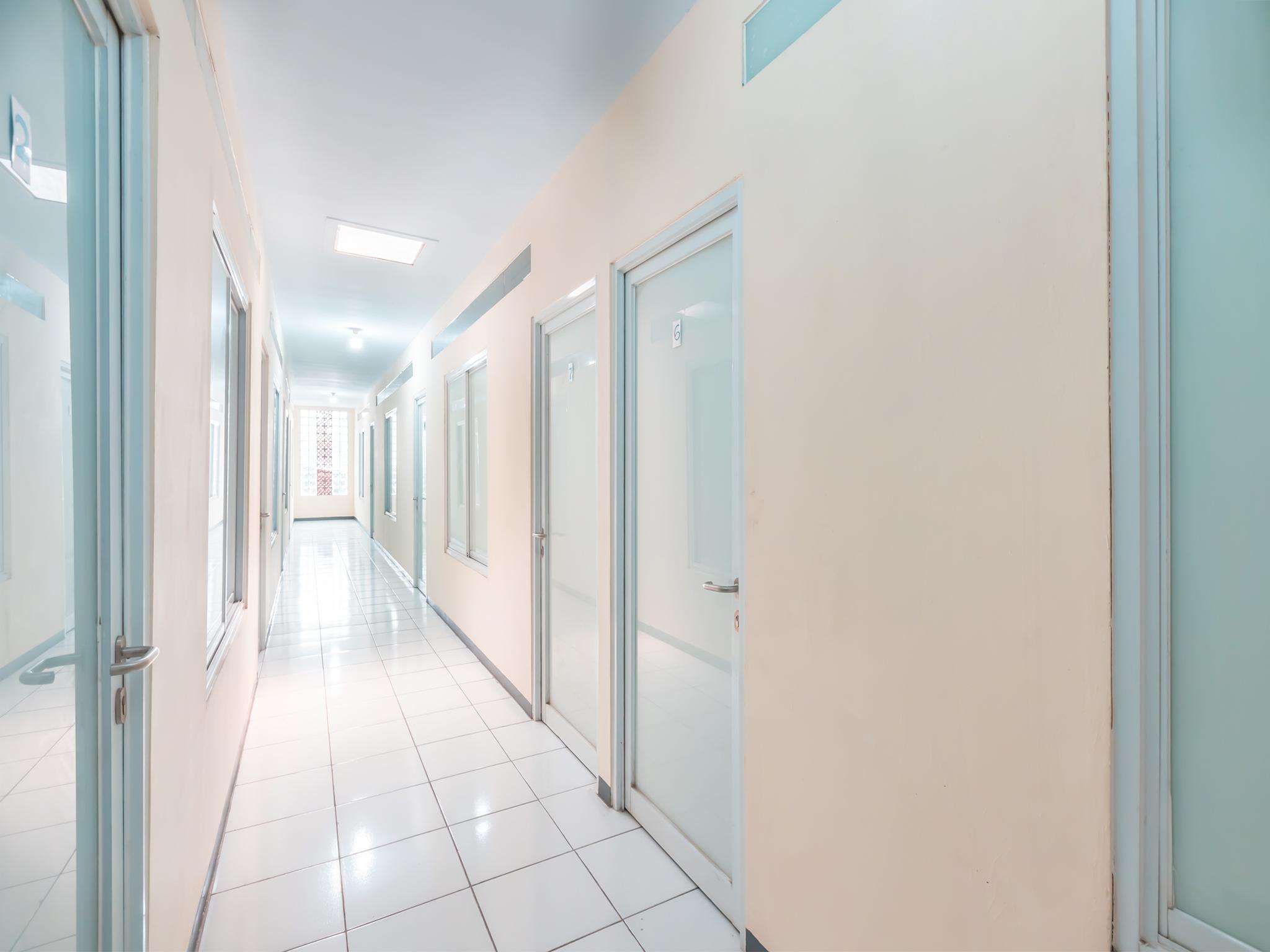 J&B Rooms Pramuka Jakarta Mitra Reddoorz Exterior photo