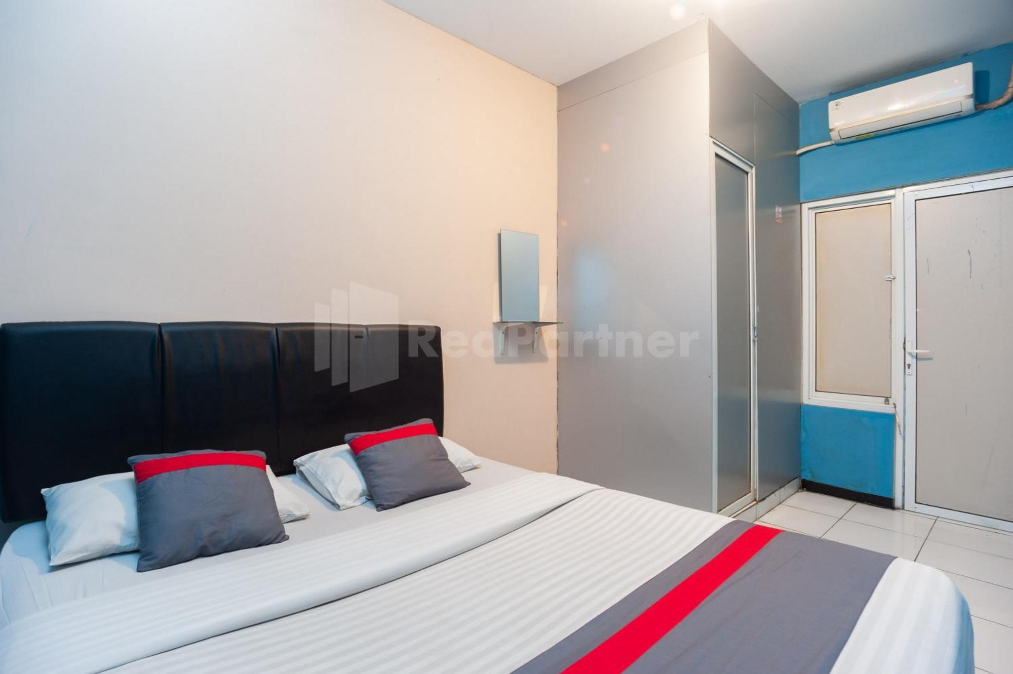 J&B Rooms Pramuka Jakarta Mitra Reddoorz Exterior photo