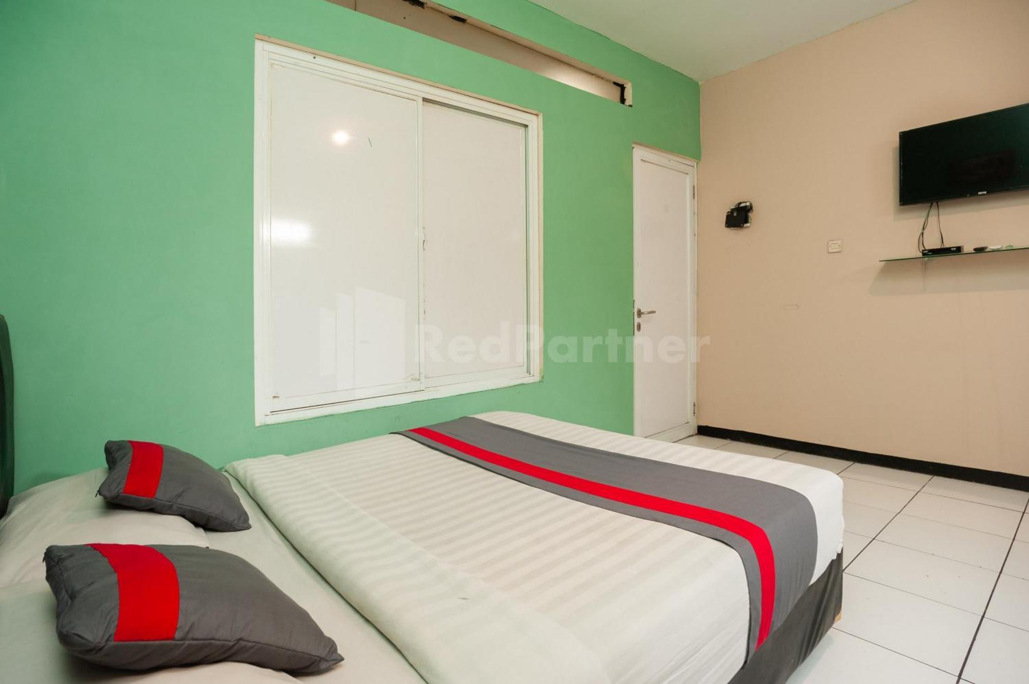 J&B Rooms Pramuka Jakarta Mitra Reddoorz Exterior photo