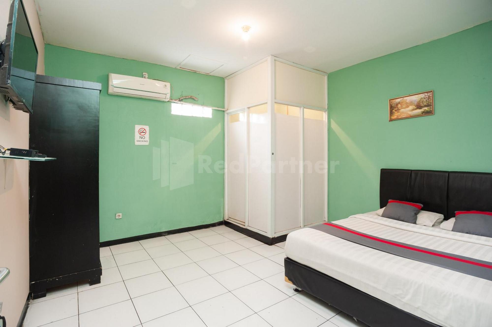 J&B Rooms Pramuka Jakarta Mitra Reddoorz Exterior photo