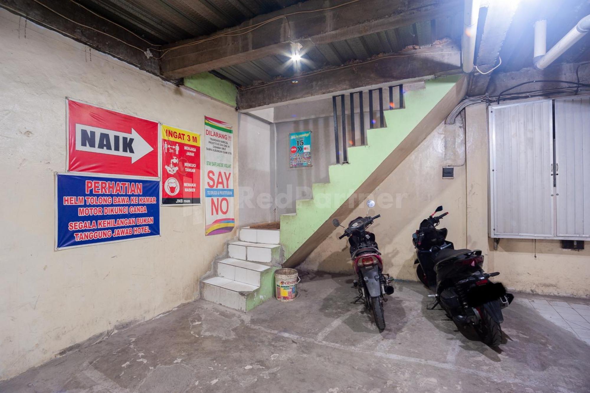 J&B Rooms Pramuka Jakarta Mitra Reddoorz Exterior photo