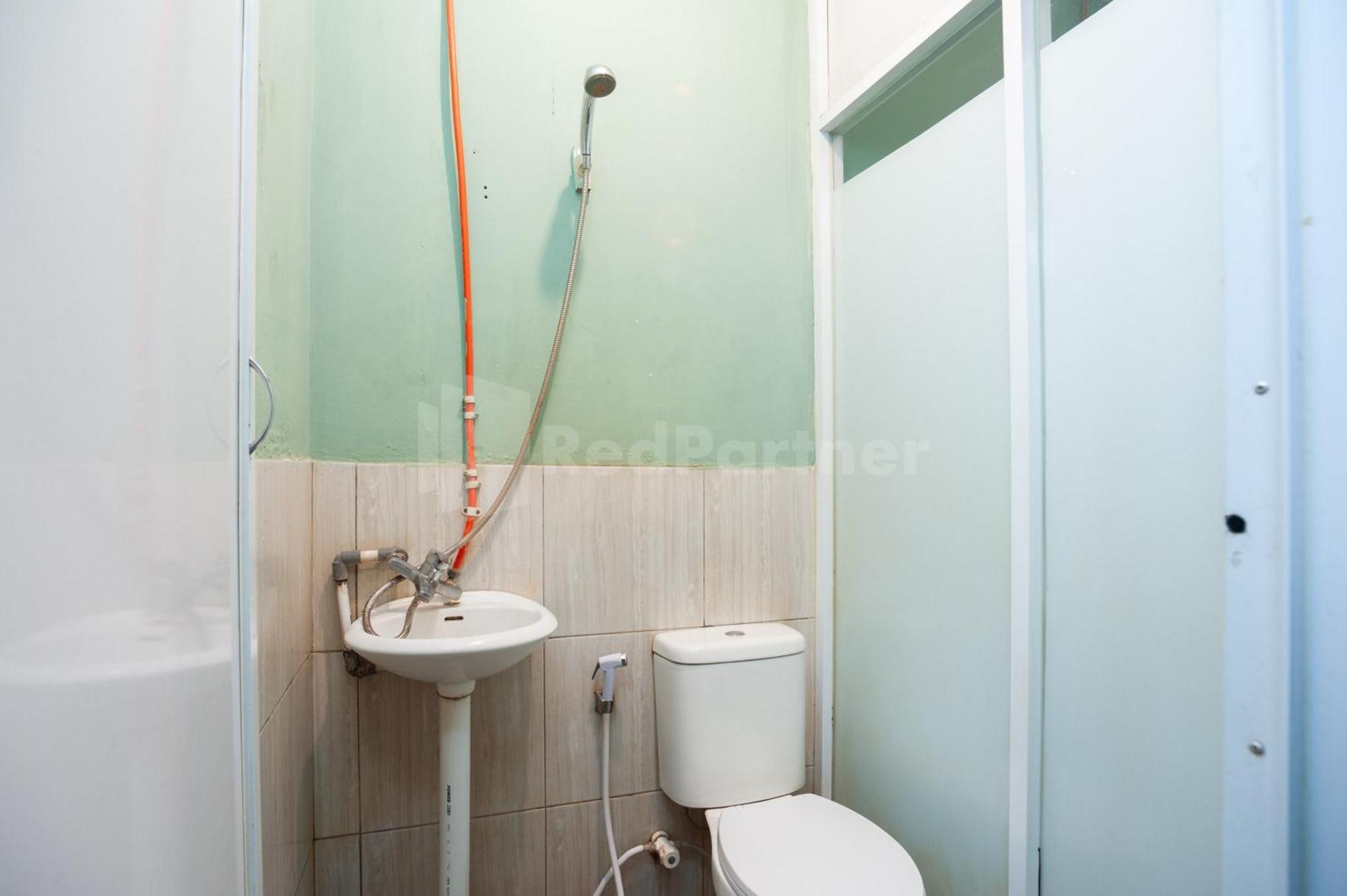 J&B Rooms Pramuka Jakarta Mitra Reddoorz Exterior photo