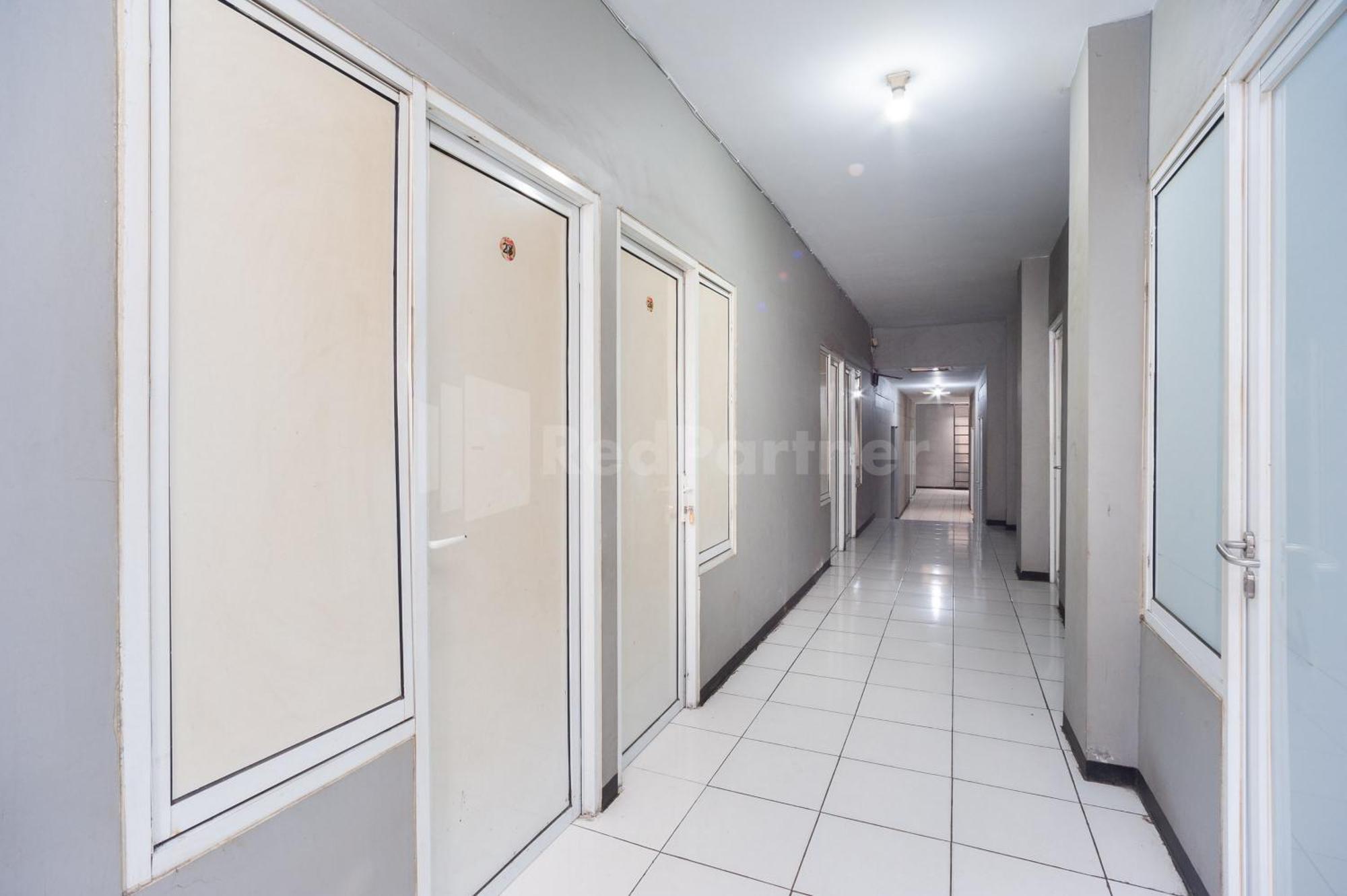 J&B Rooms Pramuka Jakarta Mitra Reddoorz Exterior photo