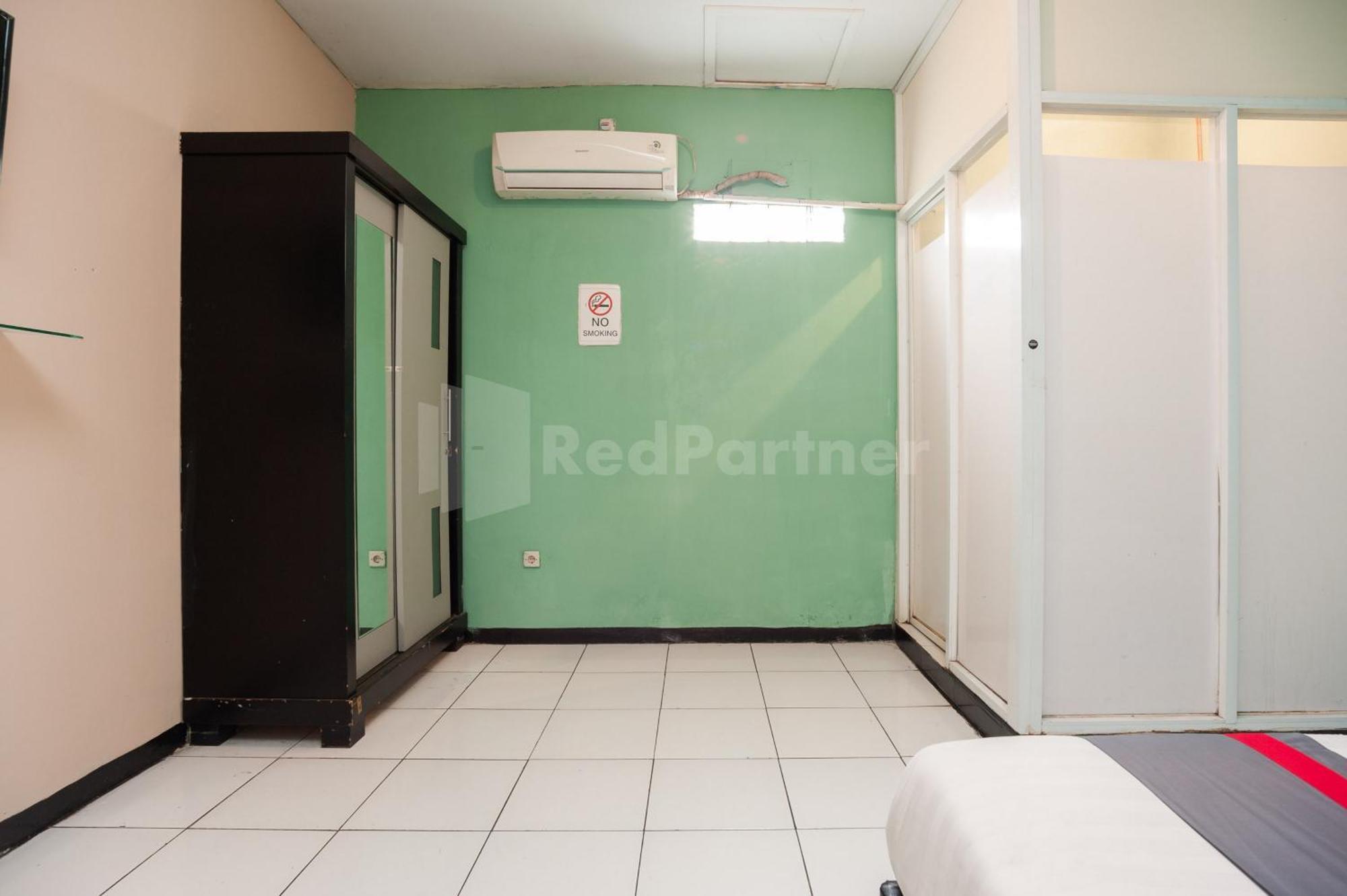 J&B Rooms Pramuka Jakarta Mitra Reddoorz Exterior photo