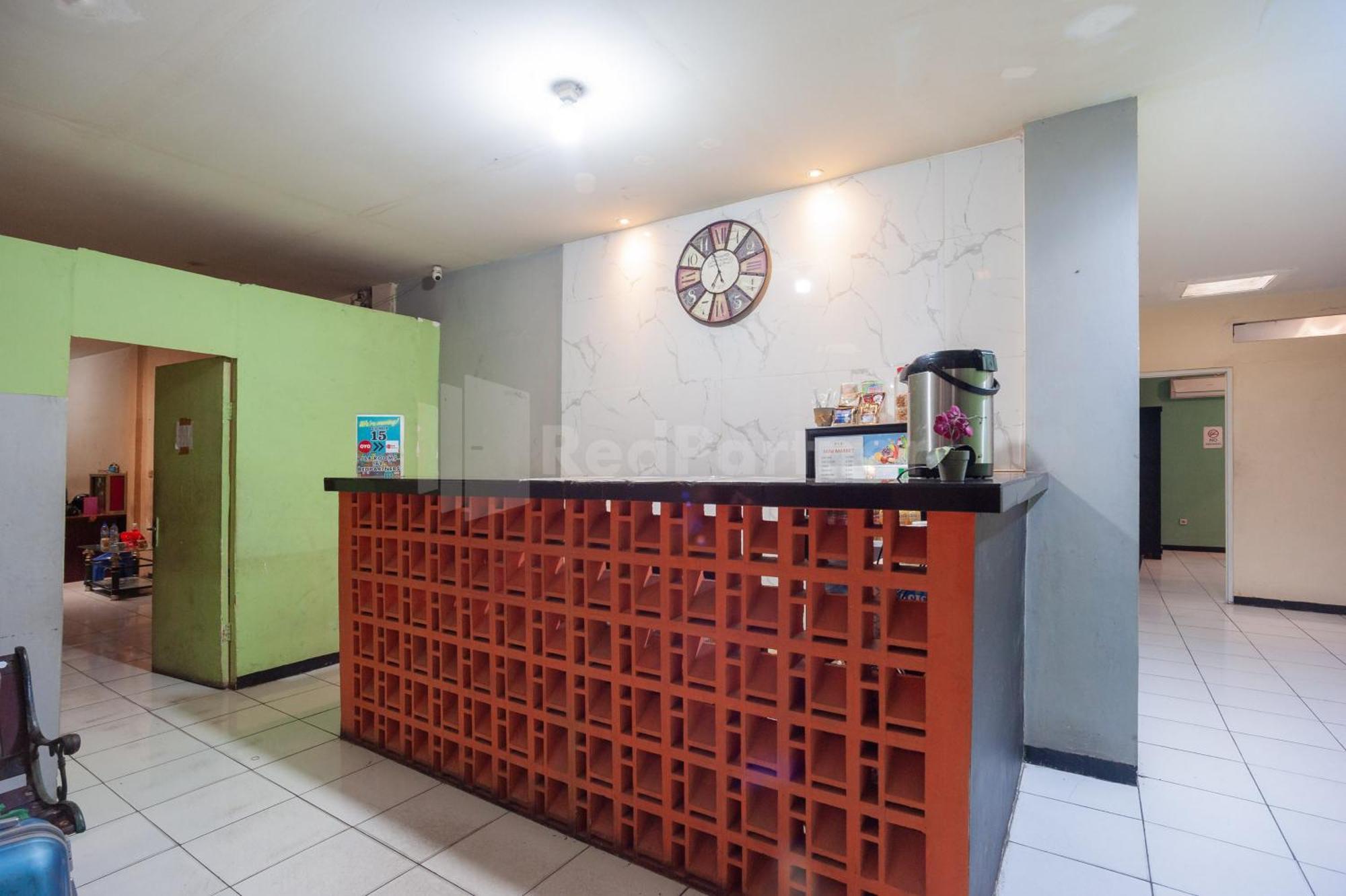 J&B Rooms Pramuka Jakarta Mitra Reddoorz Exterior photo