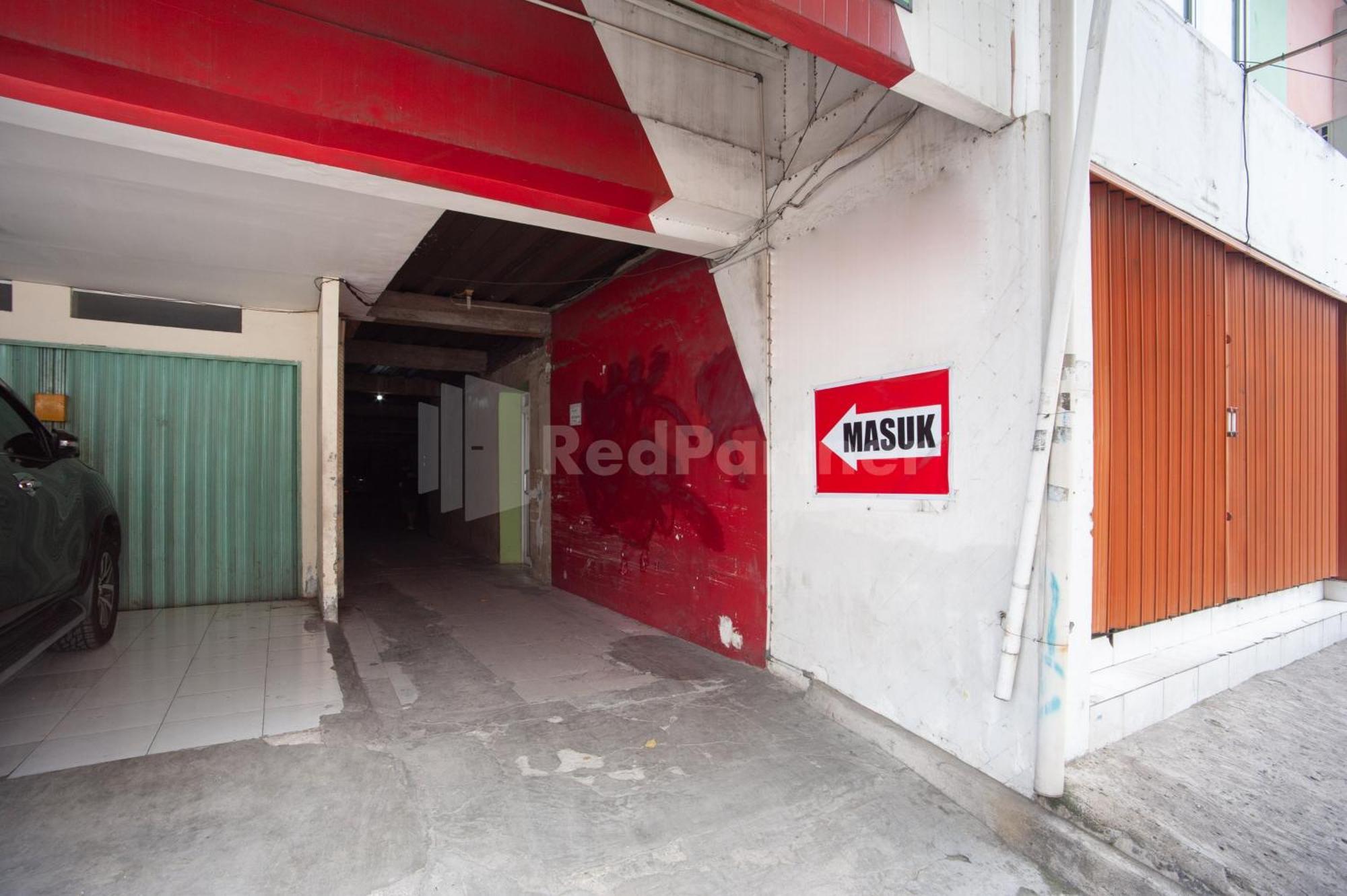 J&B Rooms Pramuka Jakarta Mitra Reddoorz Exterior photo