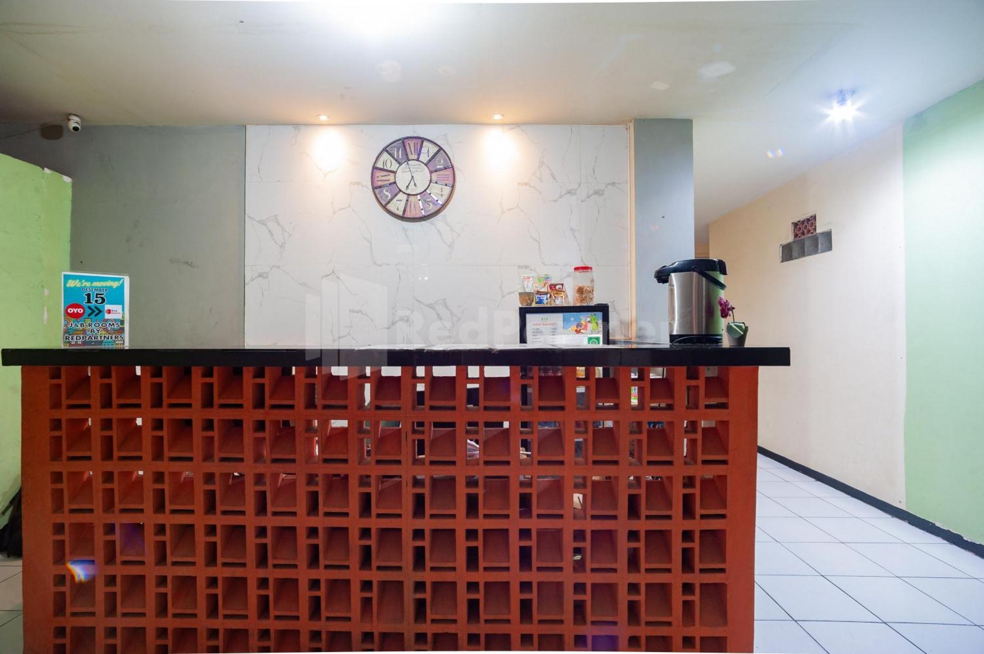 J&B Rooms Pramuka Jakarta Mitra Reddoorz Exterior photo